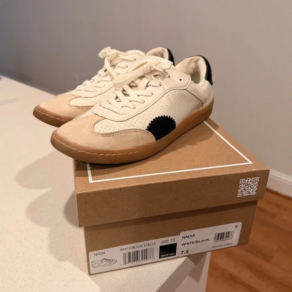 DOLCE VITA WHITE AND BLACK SNEAKERS - Picture 4 of 5